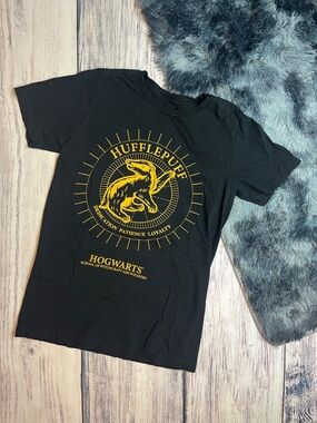 Hot Topic Hufflepuff Graphic Tee - Black and Yellow